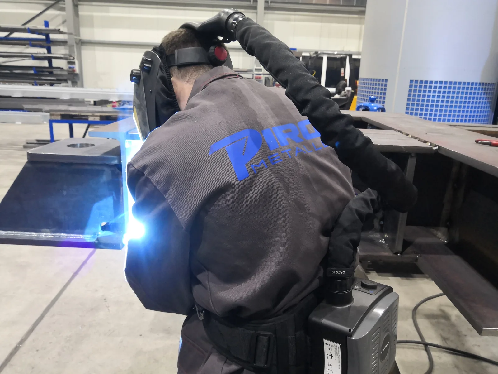 Spawacz PIRON Metallbau GmbH podczas pracy przy elemencie stalowym