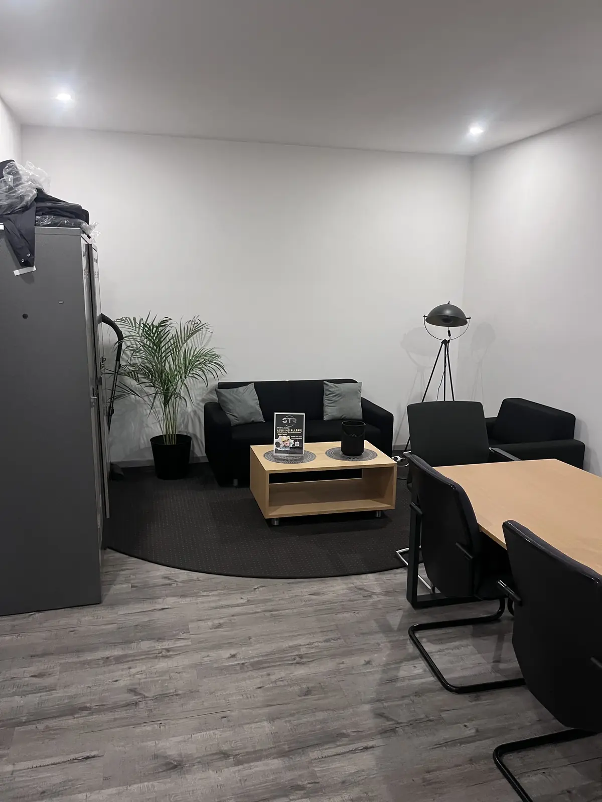 Aufenthaltsraum mit Sitzecke und Tisch