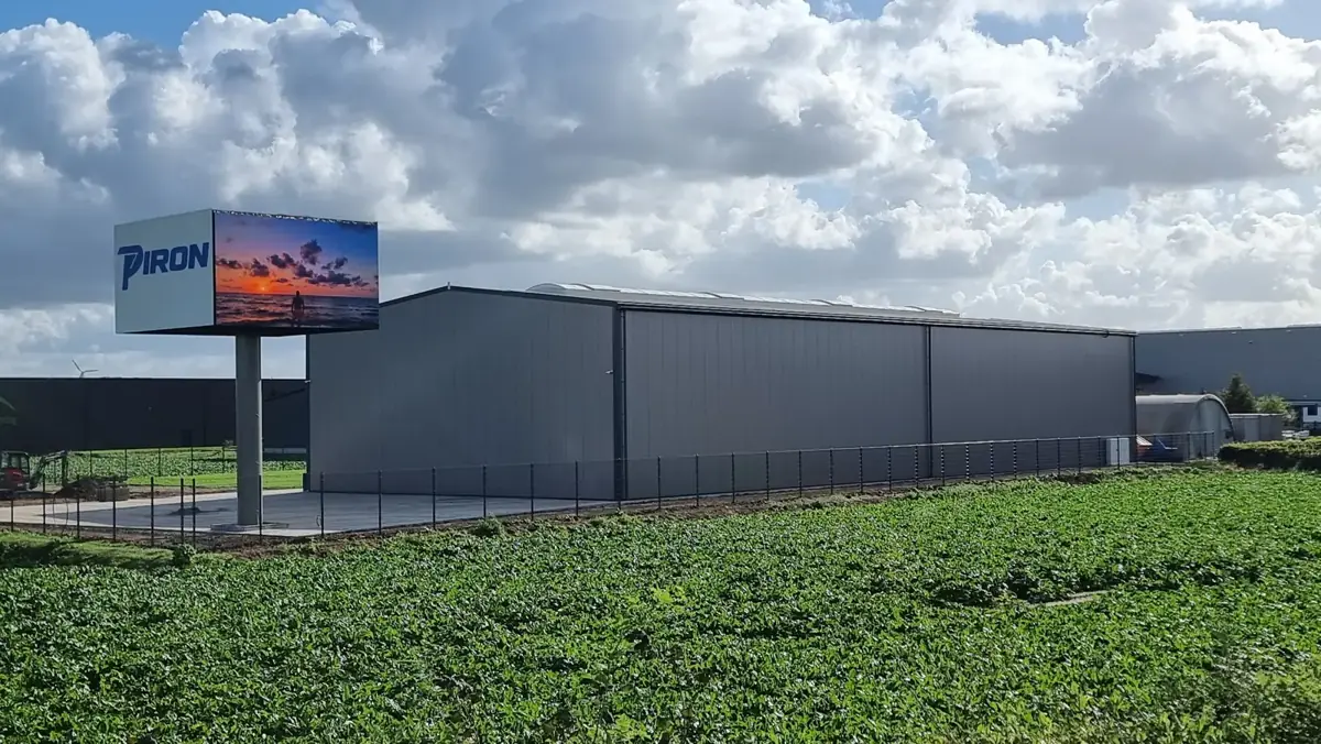 Außenansicht der Halle mit dem LED-Pylon von PIRON