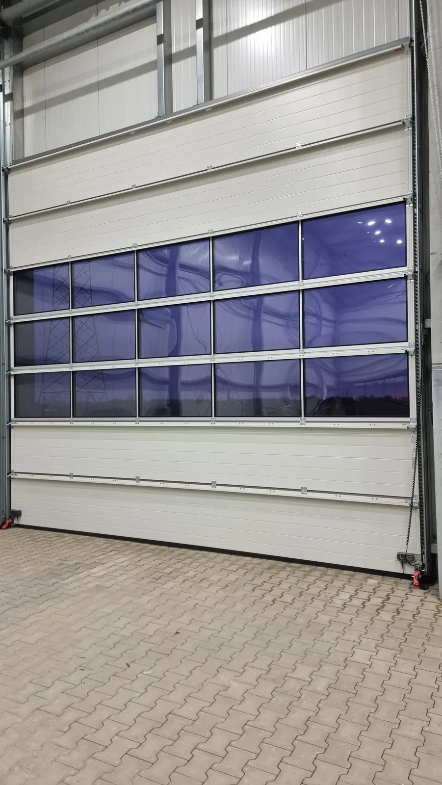 Elektrisches Industrietor mit Fenstersektionen, Innenansicht