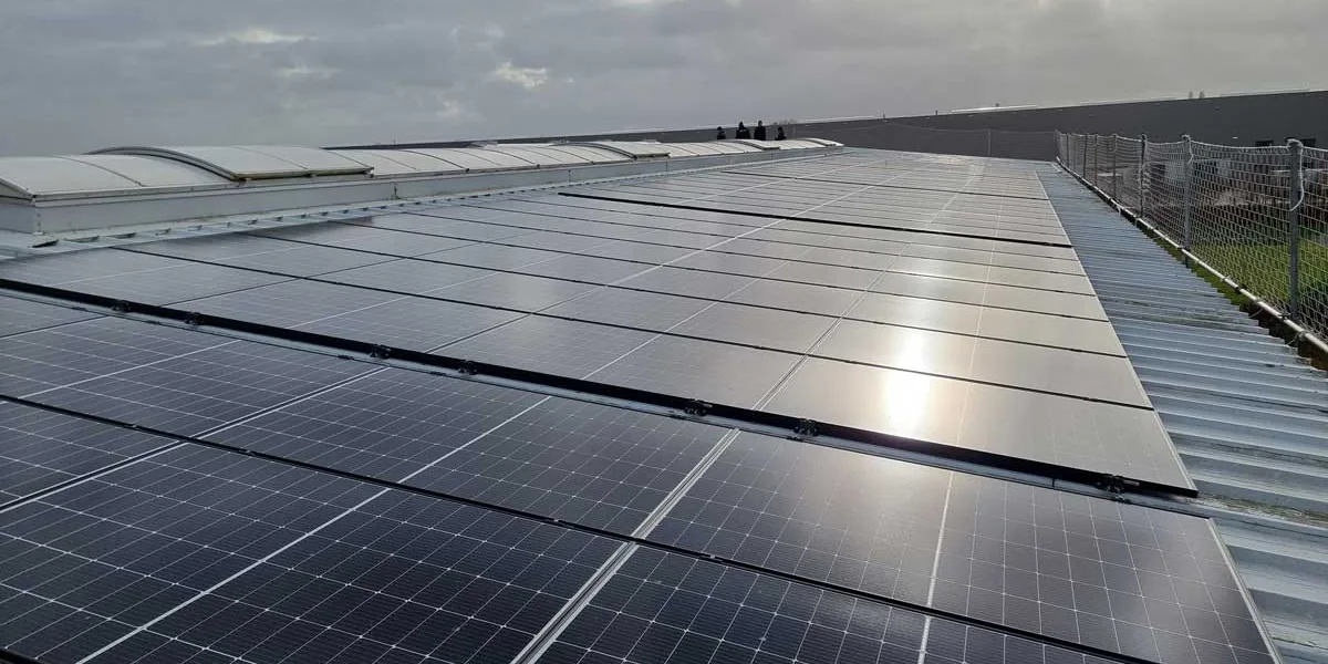 Photovoltaikmodule auf dem Hallendach der PIRON Metallbau GmbH
