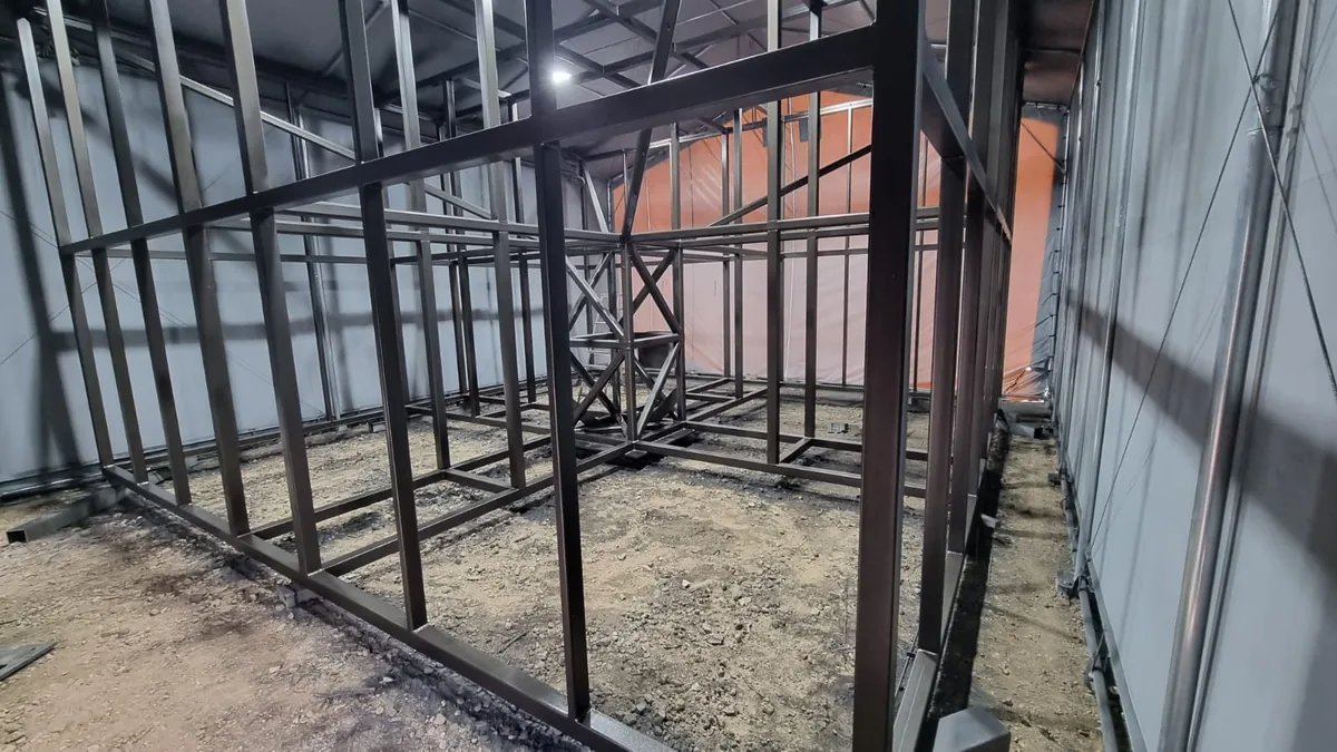 Schwarz lackierte Stahlrahmenkonstruktion im Aufbau