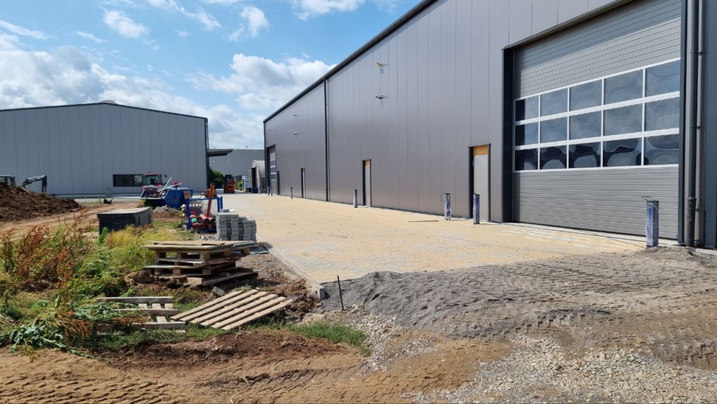 Es geht voran Pflasterarbeiten rund um die neue Lagerhalle der Firma